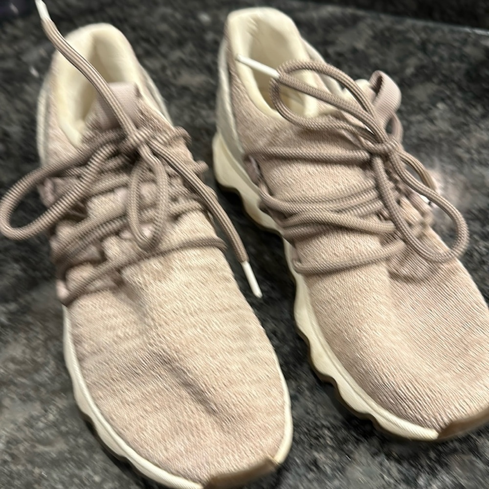 Women’s Sorel Kinetic sneakers